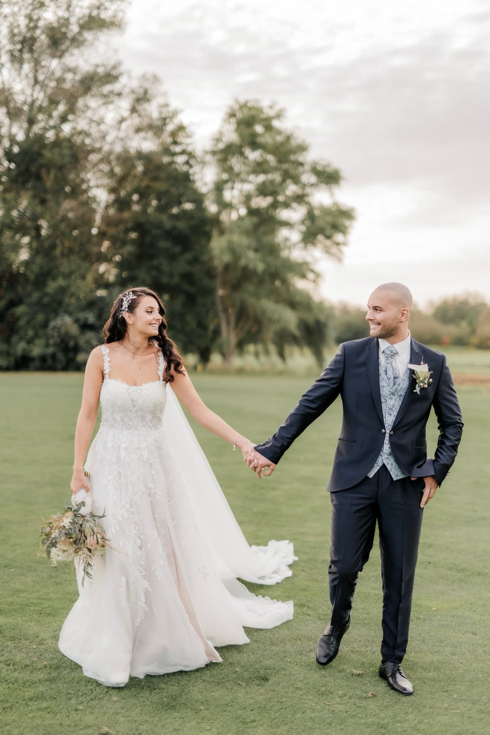 Hochzeitsfotograf Darmstadt, Brautpaar Hand in Hand im Schlossgarten