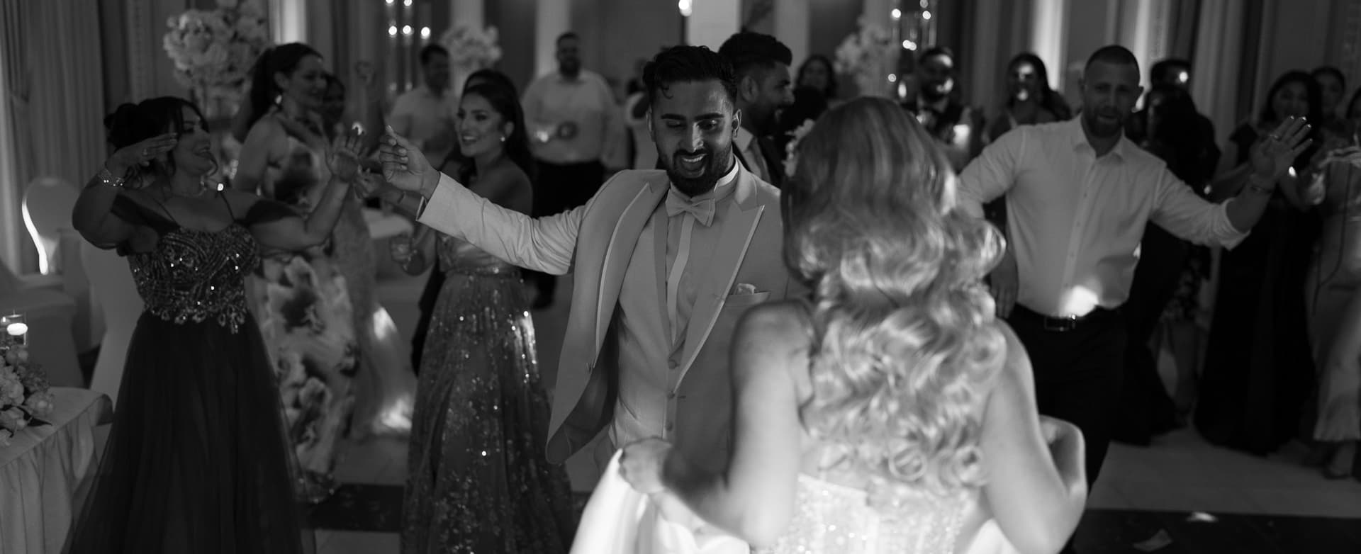 Hochzeitsfotograf Darmstadt, ausgelassene Tanzfläche bei eleganter Abendhochzeit