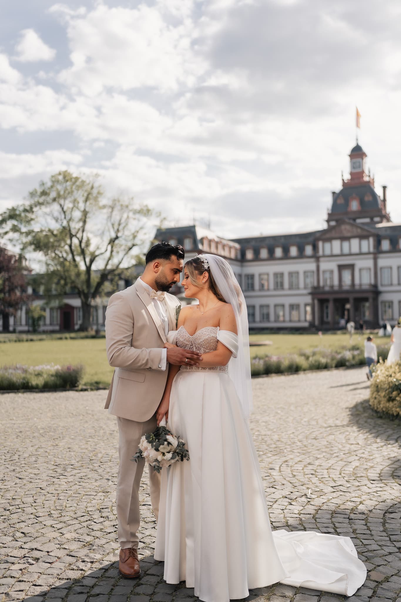 Brautpaar vor Schloss Philippsruhe in Hanau