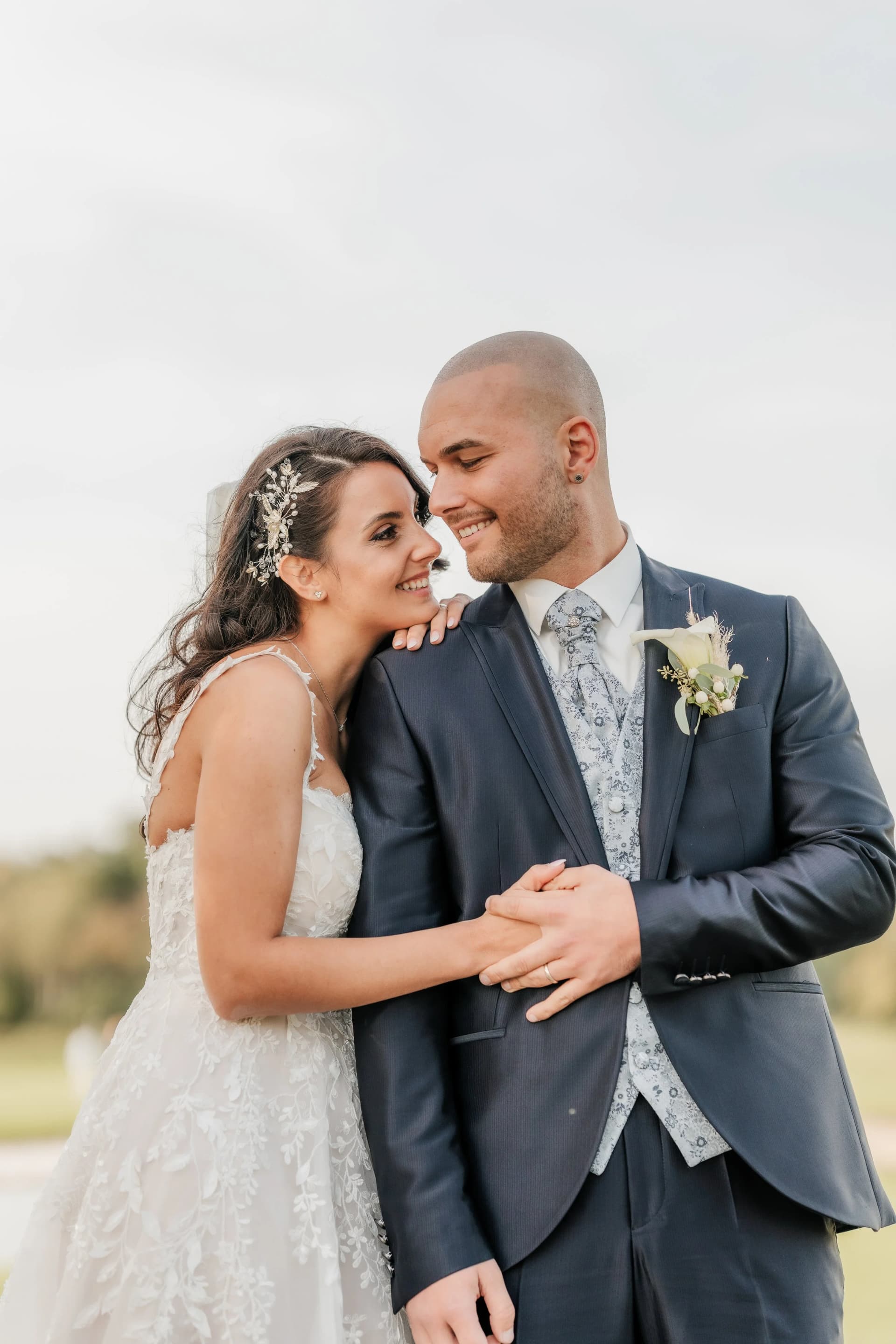 Stephanie und Noberto in elegantem natürlichen Licht